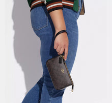 Cargar imagen en el visor de la galería, NOLITA 19 in signature canvas
