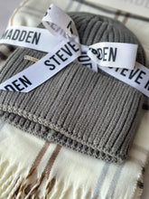 Cargar imagen en el visor de la galería, GIFT SET BUFANDA Y GORRO
