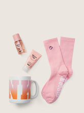 Cargar imagen en el visor de la galería, .WARM &amp; COZY MUG GIFTSET WITH COZY SOCKS
