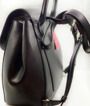 Cargar imagen en el visor de la galería, MEDIUM FLAP BACKPACK
