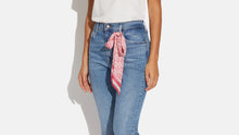 Cargar imagen en el visor de la galería, SIGNATURE PRINT SILK SKINNY SCARF
