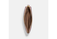 Cargar imagen en el visor de la galería, WRISTLET ONE ZIP WITH STRIPE HEART MOTIF
