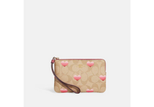 Cargar imagen en el visor de la galería, CORNER ZIP WRISTLET IN SIGNATURE CANVAS WITH HEART PRINT
