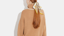 Cargar imagen en el visor de la galería, SIGNATURE CHICK PRINT SILK SKINNY SCARF
