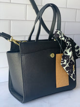 Cargar imagen en el visor de la galería, BBOLTON BLACK CROSSBODY

