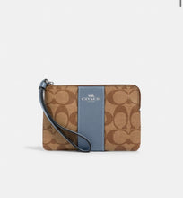 Cargar imagen en el visor de la galería, WRISTLET ONE ZIP SIGNATURE IN CANVAS
