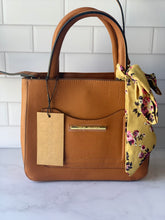 Cargar imagen en el visor de la galería, BBLEEKER COGNAG CROSSBODY MEDIUM
